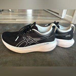 WOMENS SZ 8 Asic Nimbus 25